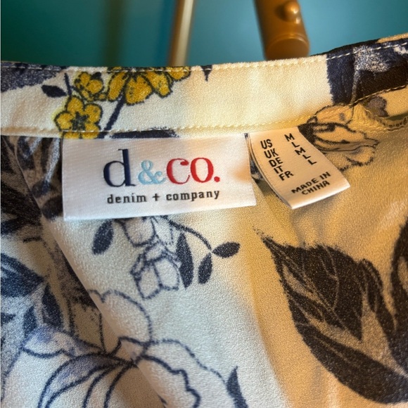 D&Co Floral Short Sleeve Blouse - Picture 3 of 3